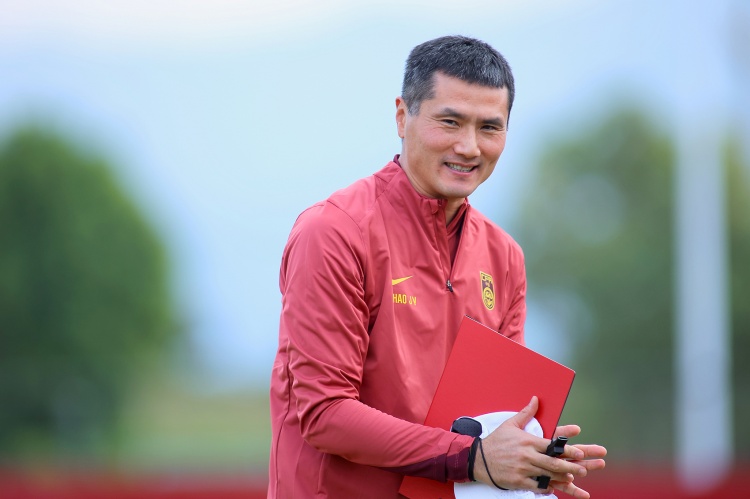 华体会体育网站-特巴斯：国足和中超都需要跻身世界前10 约60%的中国人都是足球迷